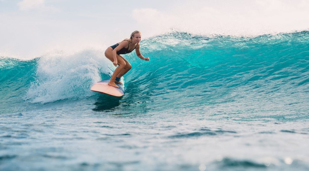 Comment parier sur le surf : guide détaillé pour débutants